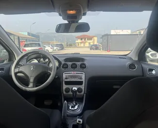 Peugeot 308 2009 的 Petrol 1.6L 发动机，在 地拉那机场 出租。
