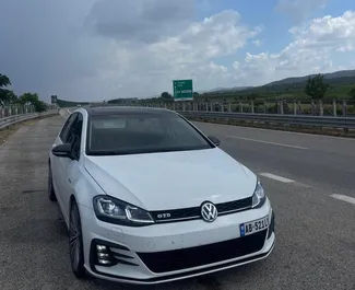租赁 Volkswagen Golf 7 的正面视图，地拉那机场, 阿尔巴尼亚 ✓ 汽车编号 #10516。✓ Automatic 变速箱 ✓ 0 评论。