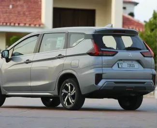 在 阿联酋 租赁 Mitsubishi Xpander 2023 汽车，特点包括 ✓ 使用 Petrol 燃料和 180 马力 ➤ 起价 175 AED 每天。