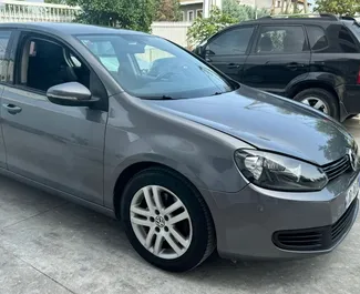 在 在阿尔巴尼亚 租赁 Volkswagen Golf 6 2010 汽车，特点包括 ✓ 使用 Petrol 燃料和 120 马力 ➤ 起价 23 EUR 每天。