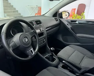 Volkswagen Golf 6 2010 的 Petrol 1.4L 发动机，在 在地拉那 出租。