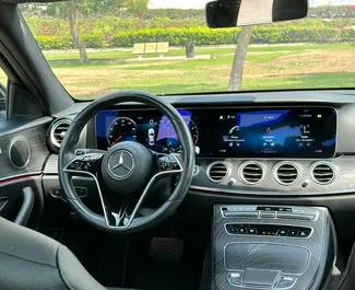 Mercedes-Benz E-Class 2021 在 在迪拜 可租赁，具有 250 km/day 里程限制。