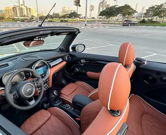 Mini Cooper S Cabrio 2022 在 在迪拜 可租赁，具有 250 km/day 里程限制。