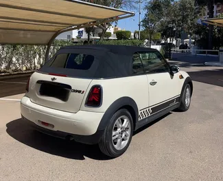 在 在西班牙 租赁 Mini Cooper Cabrio 2014 汽车，特点包括 ✓ 使用 Petrol 燃料和 98 马力 ➤ 起价 50 EUR 每天。