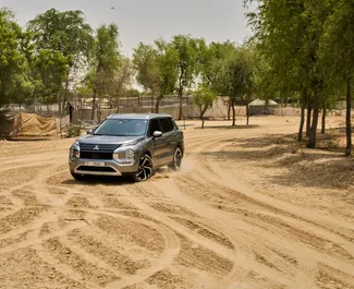 在 阿联酋 租赁 Mitsubishi Outlander 2024 汽车，特点包括 ✓ 使用 Petrol 燃料和 196 马力 ➤ 起价 240 AED 每天。