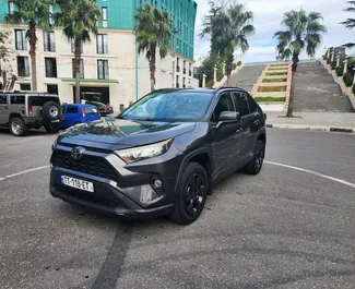 租赁 Toyota Rav4 的正面视图，在库塔伊西, 格鲁吉亚 ✓ 汽车编号 #10945。✓ Automatic 变速箱 ✓ 1 评论。