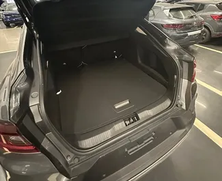 在 在摩洛哥 租赁 Renault Arkana 2024 汽车，特点包括 ✓ 使用 Hybrid 燃料和 145 马力 ➤ 起价 45 USD 每天。