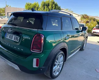 在 在土耳其 租赁 Mini Countryman Cooper 2023 汽车，特点包括 ✓ 使用 Petrol 燃料和 136 马力 ➤ 起价 60 USD 每天。