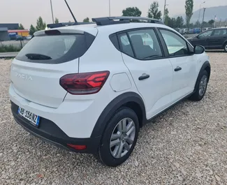 在 在阿尔巴尼亚 租赁 Dacia Sandero Stepway 2024 汽车，特点包括 ✓ 使用 Petrol 燃料和 90 马力 ➤ 起价 21 EUR 每天。