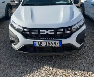 租赁 Dacia Sandero Stepway 的正面视图，地拉那机场, 阿尔巴尼亚 ✓ 汽车编号 #10104。✓ Manual 变速箱 ✓ 0 评论。
