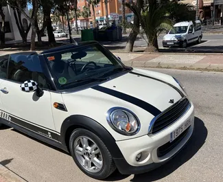 Mini Cooper Cabrio 2014 的 Petrol 1.6L 发动机，在 在巴塞罗那 出租。