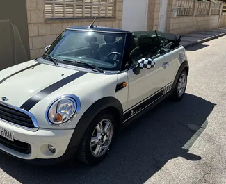 Mini Cooper Cabrio 内饰，在西班牙 出租。一辆优秀的 4 座位车，配备 Automatic 变速箱。