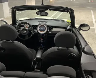 Mini Cooper Cabrio 2014 搭载 Front drive 系统，在巴塞罗那 可用。