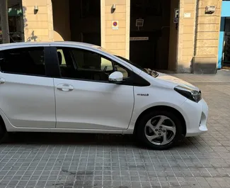 Toyota Yaris 租赁。在 在西班牙 出租的 经济, 舒适性 汽车 ✓ Deposit of 400 EUR ✓ 提供 TPL, Theft, Abroad 保险选项。