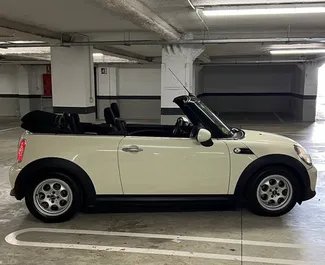 在 在西班牙 租赁 Mini Cooper Cabrio 2014 汽车，特点包括 ✓ 使用 Diesel 燃料和 150 马力 ➤ 起价 52 EUR 每天。