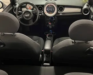 Mini Cooper Cabrio 2014 搭载 Front drive 系统，在巴塞罗那 可用。