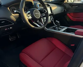 Jaguar XE Long 2024 在 在迪拜 可租赁，具有 250 km/day 里程限制。