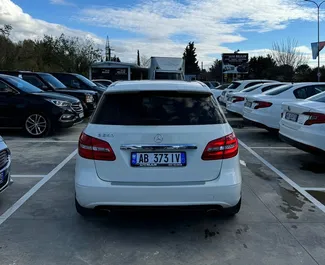 在 在阿尔巴尼亚 租赁 Mercedes-Benz B-Class 2013 汽车，特点包括 ✓ 使用 Petrol 燃料和 208 马力 ➤ 起价 32 EUR 每天。