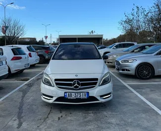 租赁 Mercedes-Benz B-Class 的正面视图，地拉那机场, 阿尔巴尼亚 ✓ 汽车编号 #11588。✓ Automatic 变速箱 ✓ 0 评论。