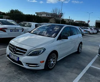 租车 Mercedes-Benz B-Class #11588 Automatic 在 地拉那机场，配备 2.5L 发动机 ➤ 来自 马伦伦 在阿尔巴尼亚。