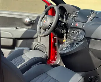 Abarth 695 Cabrio 内饰，阿联酋 出租。一辆优秀的 5 座位车，配备 Automatic 变速箱。