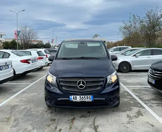 租赁 Mercedes-Benz Vito 的正面视图，地拉那机场, 阿尔巴尼亚 ✓ 汽车编号 #11584。✓ Automatic 变速箱 ✓ 2 评论。