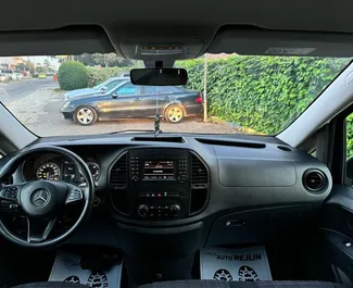 Mercedes-Benz Vito 2018 的 Petrol 2.5L 发动机，在 地拉那机场 出租。