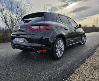 Renault Megane 2016 的 Petrol 1.5L 发动机，在 地拉那机场 出租。