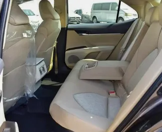 在 阿联酋 租赁 Toyota Camry 2025 汽车，特点包括 ✓ 使用 Petrol 燃料和 204 马力 ➤ 起价 163 AED 每天。