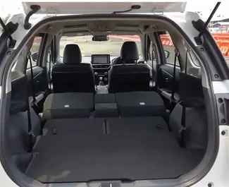 在 阿联酋 租赁 Toyota Veloz 2024 汽车，特点包括 ✓ 使用 Petrol 燃料和 225 马力 ➤ 起价 87 AED 每天。