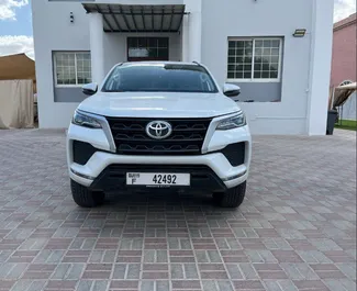 在 阿联酋 租赁 Toyota Fortuner 2024 汽车，特点包括 ✓ 使用 Petrol 燃料和 166 马力 ➤ 起价 168 AED 每天。