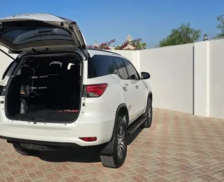 租车 Toyota Fortuner #11629 Automatic 在 在迪拜，配备 80.0L 发动机 ➤ 来自 穆罕默德 阿联酋。