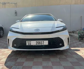 在 阿联酋 租赁 Toyota Camry 2025 汽车，特点包括 ✓ 使用 Petrol 燃料和  马力 ➤ 起价 163 AED 每天。