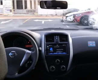 租车 Nissan Sunny #11647 Automatic 在 在迪拜，配备 1.5L 发动机 ➤ 来自 穆罕默德 阿联酋。