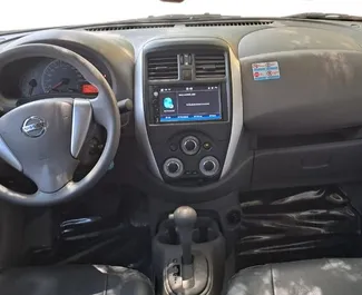 在 阿联酋 租赁 Nissan Sunny 2024 汽车，特点包括 ✓ 使用 Petrol 燃料和 110 马力 ➤ 起价 88 AED 每天。