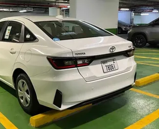 在 阿联酋 租赁 Toyota Yaris Ativ 2023 汽车，特点包括 ✓ 使用 Petrol 燃料和 110 马力 ➤ 起价 118 AED 每天。
