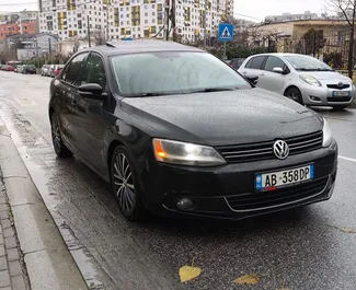 租赁 Volkswagen Jetta 的正面视图，在都拉斯, 阿尔巴尼亚 ✓ 汽车编号 #11582。✓ Automatic 变速箱 ✓ 0 评论。