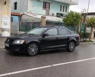 在 在阿尔巴尼亚 租赁 Volkswagen Jetta 2015 汽车，特点包括 ✓ 使用 Diesel 燃料和 120 马力 ➤ 起价 15 EUR 每天。