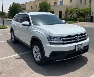 在 阿联酋 租赁 Volkswagen Atlas 2020 汽车，特点包括 ✓ 使用 Petrol 燃料和 275 马力 ➤ 起价 240 AED 每天。