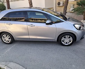 在 在塞浦路斯 租赁 Honda Fit 2022 汽车，特点包括 ✓ 使用 Petrol 燃料和 95 马力 ➤ 起价 23 EUR 每天。