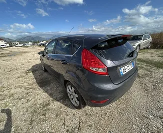 在 在阿尔巴尼亚 租赁 Ford Fiesta 2012 汽车，特点包括 ✓ 使用 Petrol 燃料和 75 马力 ➤ 起价 15 EUR 每天。