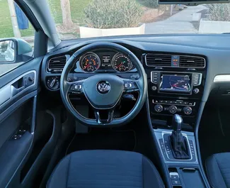 Volkswagen Golf Variant 2014 搭载 Front drive 系统，在巴塞罗那 可用。