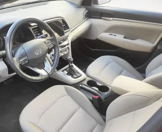 在 在西班牙 租赁 Hyundai Elantra 2022 汽车，特点包括 ✓ 使用 Petrol 燃料和  马力 ➤ 起价 40 EUR 每天。