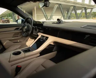 在 在西班牙 租赁 Porsche Taycan Turbo-S 2021 汽车，特点包括 ✓ 使用 Electricity 燃料和  马力 ➤ 起价 400 EUR 每天。