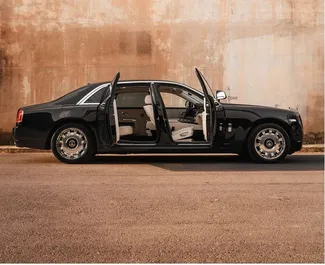 在 在西班牙 租赁 Rolls-Royce Ghost 2016 汽车，特点包括 ✓ 使用 Petrol 燃料和  马力 ➤ 起价 1300 EUR 每天。