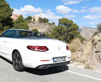 在 在西班牙 租赁 Mercedes-Benz C200 Cabrio 2019 汽车，特点包括 ✓ 使用 Petrol 燃料和  马力 ➤ 起价 130 EUR 每天。