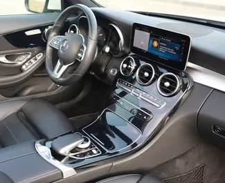 Mercedes-Benz C200 Cabrio 2019 的 Petrol 2.0L 发动机，在 在阿利坎特 出租。