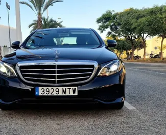 在 在西班牙 租赁 Mercedes-Benz E-Class 2019 汽车，特点包括 ✓ 使用 Petrol 燃料和  马力 ➤ 起价 100 EUR 每天。