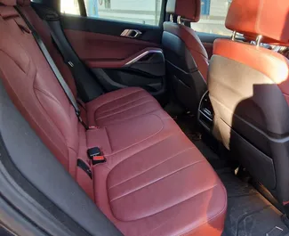 BMW X6 2021 在 在阿利坎特 可租赁，具有 200 km/day 里程限制。