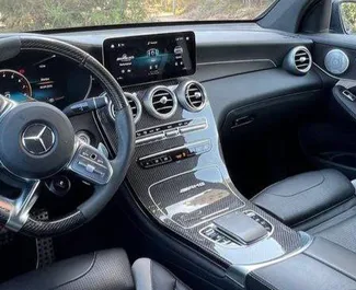 在 在西班牙 租赁 Mercedes-Benz GLC300 2021 汽车，特点包括 ✓ 使用 Petrol 燃料和  马力 ➤ 起价 450 EUR 每天。